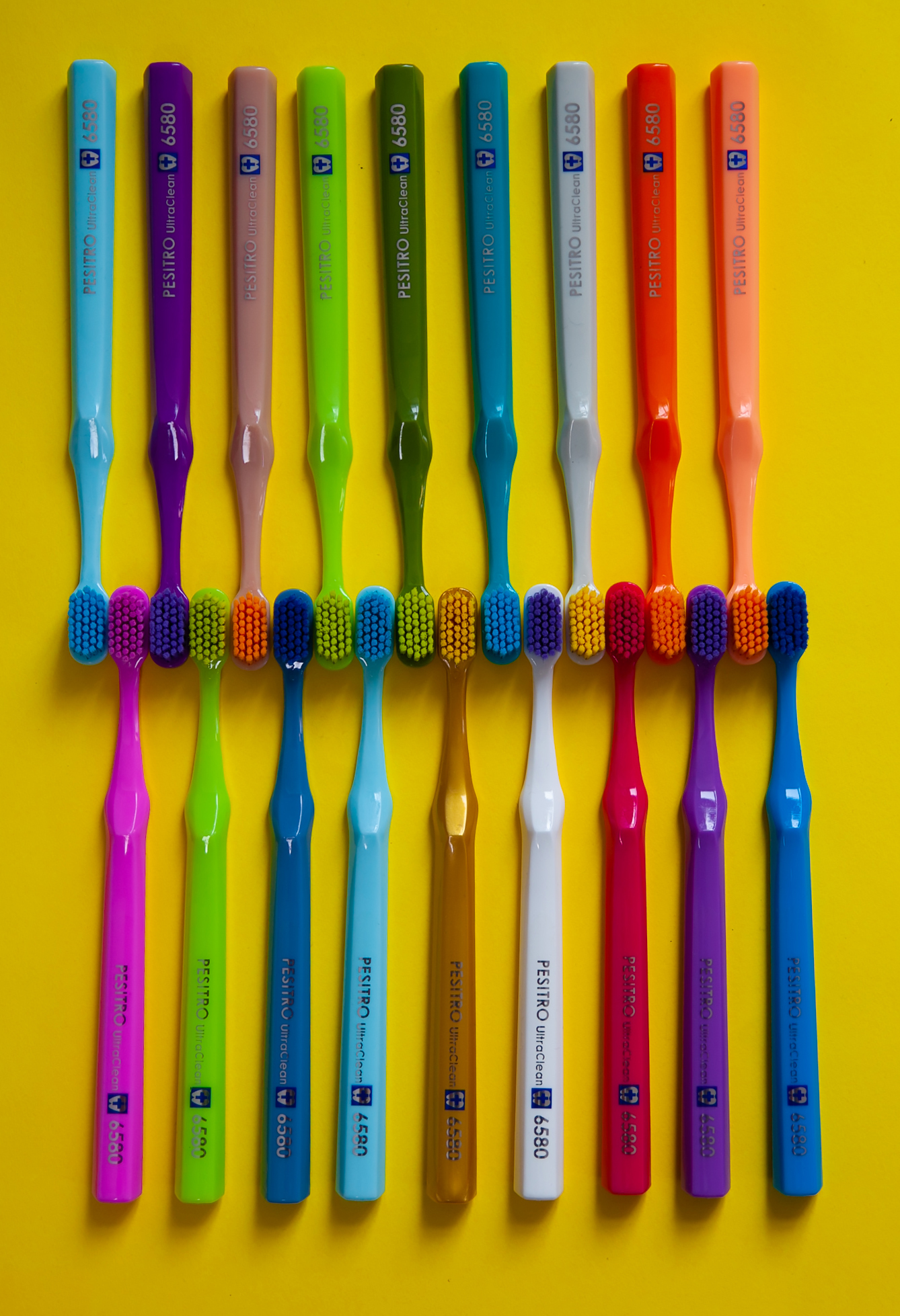 Зубные щетки для взрослых с пластиковой ручкой PESITRO (UltraClean Ultra soft 6580)